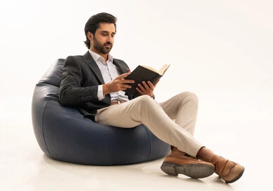 التعلم والتثقيف الذاتي، مفهوم المطالعة والقراءة ، مهارة القراءة وزيادة الوعي، أنشطة شبابية ترفيهية، بورتريه لرجل أعمال عربي خليجي سعودي يرتدي البدلة الرسمية يجلس على كرسي مريح يحمل كتاب يقلب بين صفحاته لاكتساب خبرات جديدة, خلفية بيضاء التعلم والتثقيف الذاتي، مفهوم المطالعة والقراءة ، مهارة القراءة وزيادة الوعي، أنشطة شبابية ترفيهية، بورتريه لرجل أعمال عربي خليجي سعودي يرتدي البدلة الرسمية يجلس على كرسي مريح يحمل كتاب يقلب بين صفحاته لاكتساب خبرات جديدة, خلفية بيضاء