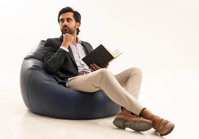 تعابير التفكير والشرود، التعلم والتثقيف الذاتي، مفهوم المطالعة والقراءة ، مهارة القراءة وزيادة الوعي، أنشطة شبابية ترفيهية، بورتريه لرجل أعمال عربي خليجي سعودي يرتدي البدلة الرسمية يجلس على كرسي مريح يحمل كتاب يقلب بين صفحاته لاكتساب خبرات جديدة, خلفية بيضاء تعابير التفكير والشرود، التعلم والتثقيف الذاتي، مفهوم المطالعة والقراءة ، مهارة القراءة وزيادة الوعي، أنشطة شبابية ترفيهية، بورتريه لرجل أعمال عربي خليجي سعودي يرتدي البدلة الرسمية يجلس على كرسي مريح يحمل كتاب يقلب بين صفحاته لاكتساب خبرات جديدة, خلفية بيضاء