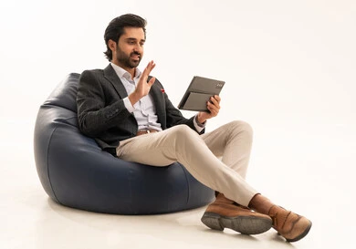 دمج التكنولوجيا في الحياة العملية، استخدام تقنية حديثة ومتطورة، إدارة شؤون العمل وتنظيمها عبر الإنترنت، بورتريه لرجل اعمال عربي خليجي سعودي يرتدي البدلة الرسمية يجلس على كرسي بين بادج مريح يحمل بيده التابليت المحمول, خلفية بيضاء دمج التكنولوجيا في الحياة العملية، استخدام تقنية حديثة ومتطورة، إدارة شؤون العمل وتنظيمها عبر الإنترنت، بورتريه لرجل اعمال عربي خليجي سعودي يرتدي البدلة الرسمية يجلس على كرسي بين بادج مريح يحمل بيده التابليت المحمول, خلفية بيضاء