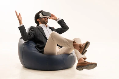 التفاعل ومحاكاة العالم الخيالي, الإشارة إلى مكان ما بتعابير الاندماج ومحاكاة العالم الخيالي,  محاولة النقر على شيء ما, بورتريه لرجل عربي خليجي سعودي يرتدي البدلة الرسمية يجلس على كرسي مريح يضع نظارات في ار ثلاثية الأبعاد، خلفية بيضاء