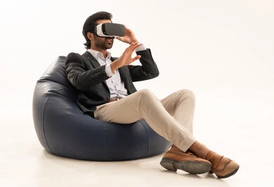 التفاعل ومحاكاة العالم الخيالي, الإشارة إلى مكان ما بتعابير الاندماج ومحاكاة العالم الخيالي,  محاولة النقر على شيء ما, بورتريه لرجل عربي خليجي سعودي يرتدي البدلة الرسمية يجلس على كرسي مريح يضع نظارات في ار ثلاثية الأبعاد، خلفية بيضاء