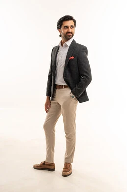 الاهتمام بالمظهر الخارجي، مفهوم الاناقة والرجولة, النظر إلى شيء مابايماءات الثقة بالنفس، بورتريه لرجل أعمال عربي خليجي سعودي يرتدي البدلة الرسمية, الجسم بالطول الكامل، خلفية بيضاء