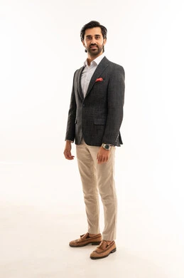 النظر إلى الكاميرا بايماءات السرور والسعادة، مفهوم الاناقة والرجولة, بورتريه لرجل أعمال عربي خليجي سعودي يرتدي البدلة الرسمية, الاهتمام بالمظهر الخارجي، الجسم بالطول الكامل، خلفية بيضاء النظر إلى الكاميرا بايماءات السرور والسعادة، مفهوم الاناقة والرجولة, بورتريه لرجل أعمال عربي خليجي سعودي يرتدي البدلة الرسمية, الاهتمام بالمظهر الخارجي، الجسم بالطول الكامل، خلفية بيضاء