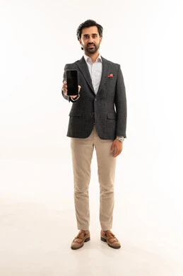 عرض شاشة سوداء فارغة، دمج التكنولوجيا في الحياة العملية، استخدام تقنية حديثة ومتطورة، إدارة شؤون العمل وتنظيمها عبر الإنترنت، بورتريه لرجل اعمال عربي خليجي سعودي يرتدي البدلة الرسمية يحمل بيده التابليت المحمول, الجسم بالطول الكامل، خلفية بيضاء