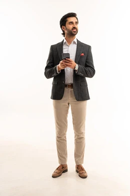 دمج التكنولوجيا في الحياة العملية، استخدام تقنية حديثة ومتطورة، إدارة شؤون العمل وتنظيمها عبر الإنترنت، بورتريه لرجل اعمال عربي خليجي سعودي يرتدي البدلة الرسمية يحمل بيده التابليت المحمول, الجسم بالطول الكامل، خلفية بيضاء دمج التكنولوجيا في الحياة العملية، استخدام تقنية حديثة ومتطورة، إدارة شؤون العمل وتنظيمها عبر الإنترنت، بورتريه لرجل اعمال عربي خليجي سعودي يرتدي البدلة الرسمية يحمل بيده التابليت المحمول, الجسم بالطول الكامل، خلفية بيضاء