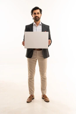 موك اب مستطيل ابيض، حملات اعلانية وتسويق، رفع اصبع السبابة والاشارة للوحة، مفهوم الاناقة والرجولة والاهتمام بالمظهر الخارجي، بورتريه لشاب عربي خليجي سعودي يرتدي البدلة الرسمية يحمل لوحة مستطيلة بيضاء, الجسم بالطول الكامل، خلفية بيضاء