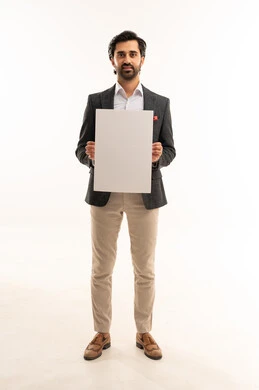موك اب مستطيل ابيض، حملات اعلانية وتسويق، رفع اصبع السبابة والاشارة للوحة، مفهوم الاناقة والرجولة والاهتمام بالمظهر الخارجي، بورتريه لشاب عربي خليجي سعودي يرتدي البدلة الرسمية يحمل لوحة مستطيلة بيضاء, الجسم بالطول الكامل، خلفية بيضاء