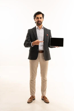عرض شاشة سوداء فارغة، إدارة شؤون الأعمال وتنظيمها، استخدام تقنية حديثة ومتطورة، عقد إجتماع عمل عبر الإنترنت، بورتريه لرجل اعمال عربي خليجي سعودي يرتدي البدلة الرسمية يحمل بيده التابليت المحمول, دمج التكنولوجيا في الحياة العملية، الجسم بالطول الكامل، خلفية بيضاء عرض شاشة سوداء فارغة، إدارة شؤون الأعمال وتنظيمها، استخدام تقنية حديثة ومتطورة، عقد إجتماع عمل عبر الإنترنت، بورتريه لرجل اعمال عربي خليجي سعودي يرتدي البدلة الرسمية يحمل بيده التابليت المحمول, دمج التكنولوجيا في الحياة العملية، الجسم بالطول الكامل، خلفية بيضاء