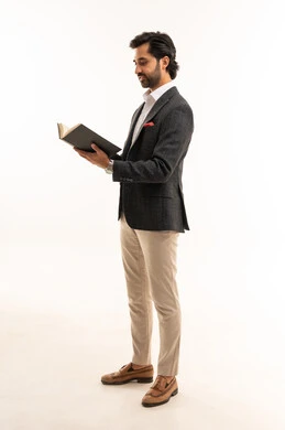 التعلم والتثقيف الذاتي، مفهوم المطالعة والقراءة ، مهارة القراءة وزيادة الوعي، أنشطة شبابية ترفيهية، بورتريه لرجل أعمال عربي خليجي سعودي يرتدي البدلة الرسمية يحمل كتاب يقلب بين صفحاته لاكتساب خبرات جديدة, الجسم بالطول الكامل، خلفية بيضاء التعلم والتثقيف الذاتي، مفهوم المطالعة والقراءة ، مهارة القراءة وزيادة الوعي، أنشطة شبابية ترفيهية، بورتريه لرجل أعمال عربي خليجي سعودي يرتدي البدلة الرسمية يحمل كتاب يقلب بين صفحاته لاكتساب خبرات جديدة, الجسم بالطول الكامل، خلفية بيضاء