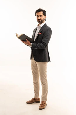 التعلم والتثقيف الذاتي، مفهوم المطالعة والقراءة ، مهارة القراءة وزيادة الوعي، أنشطة شبابية ترفيهية، بورتريه لرجل أعمال عربي خليجي سعودي يرتدي البدلة الرسمية يحمل كتاب يقلب بين صفحاته لاكتساب خبرات جديدة, الجسم بالطول الكامل، خلفية بيضاء