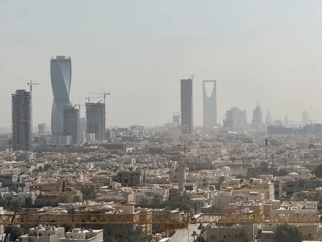 النهضة الاقتصادية والعمرانية بالسعودية ، الفن الهندسي المعماري المتميز في مدينة الرياض، الأبراج وناطحات السحاب في المملكة ، معالم سياحية مشهورة , حركة مرور السيارات على طريق الملك فهد