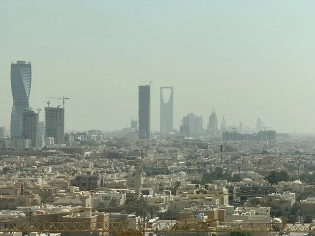 النهضة الاقتصادية والعمرانية بالسعودية ، الفن الهندسي المعماري المتميز في مدينة الرياض، الأبراج وناطحات السحاب في المملكة ، معالم سياحية مشهورة , حركة مرور السيارات على طريق الملك فهد