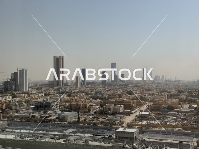 النهضة الاقتصادية والعمرانية بالسعودية ، الفن الهندسي المعماري المتميز في مدينة الرياض، الأبراج وناطحات السحاب في المملكة ، معالم سياحية مشهورة , حركة مرور السيارات على طريق الملك فهد