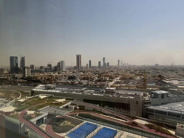 النهضة الاقتصادية والعمرانية بالسعودية ، الفن الهندسي المعماري المتميز في مدينة الرياض، الأبراج وناطحات السحاب في المملكة ، معالم سياحية مشهورة , حركة مرور السيارات على طريق الملك فهد