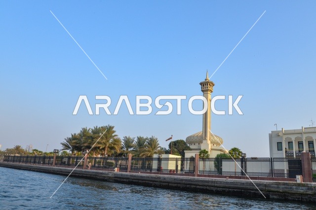 مسجد البستكية في حي الفهيدي التاريخي بدبي، طابع العمارة التراثية القديمة بأبوابه الخشبية وزخارفه الجصية ، اجواء هادئه تنبض بعبق الماضي، الهوية الإسلامية والتاريخ العمراني الأصيل لدبي القديمة