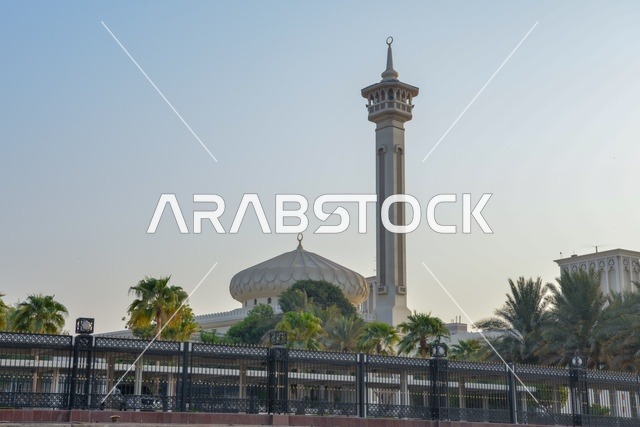 مسجد البستكية في حي الفهيدي التاريخي بدبي، طابع العمارة التراثية القديمة بأبوابه الخشبية وزخارفه الجصية ، اجواء هادئه تنبض بعبق الماضي، الهوية الإسلامية والتاريخ العمراني الأصيل لدبي القديمة