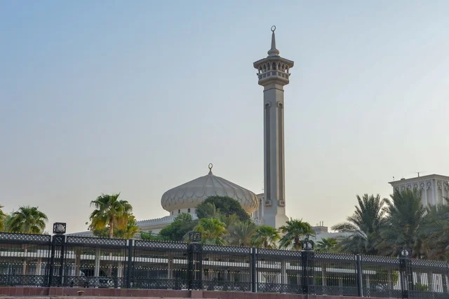 The Al Bastakiya Mosque in the historic Al Fahidi neighborhood of Dubai features the character of ancient traditional architecture with its wooden doors and plaster decorations. It offers a tranquil atmosphere that resonates with the essence of the past, reflecting the Islamic identity and the authentic architectural history of old Dubai.