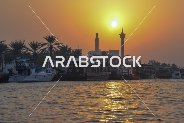 The Al Bastakiya Mosque in the historic Al Fahidi neighborhood of Dubai features the character of ancient traditional architecture with its wooden doors and plaster decorations. It offers a tranquil atmosphere that resonates with the essence of the past, reflecting the Islamic identity and the authentic architectural history of old Dubai.