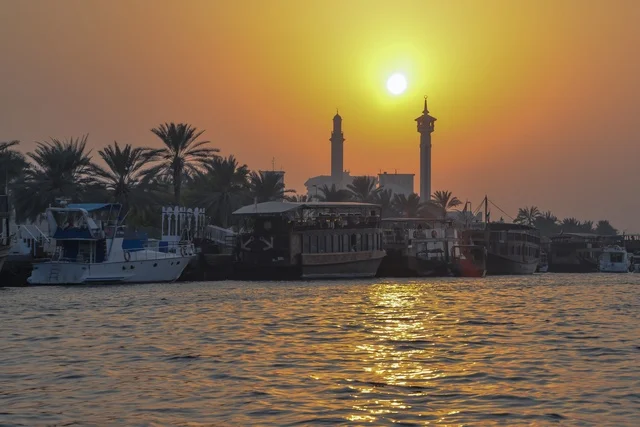 مسجد البستكية في حي الفهيدي التاريخي بدبي، طابع العمارة التراثية القديمة بأبوابه الخشبية وزخارفه الجصية ، اجواء هادئه تنبض بعبق الماضي، الهوية الإسلامية والتاريخ العمراني الأصيل لدبي القديمة