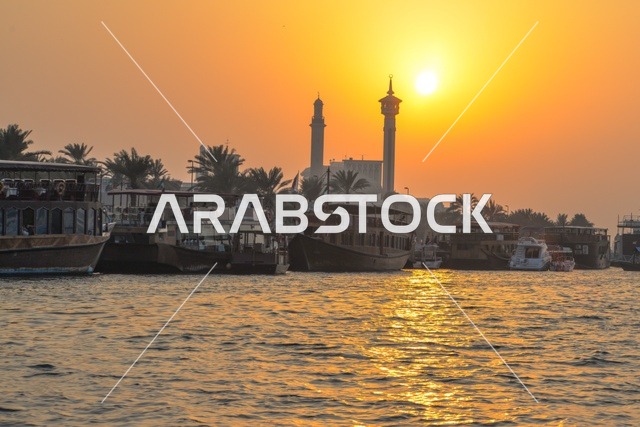 مسجد البستكية في حي الفهيدي التاريخي بدبي، طابع العمارة التراثية القديمة بأبوابه الخشبية وزخارفه الجصية ، اجواء هادئه تنبض بعبق الماضي، الهوية الإسلامية والتاريخ العمراني الأصيل لدبي القديمة