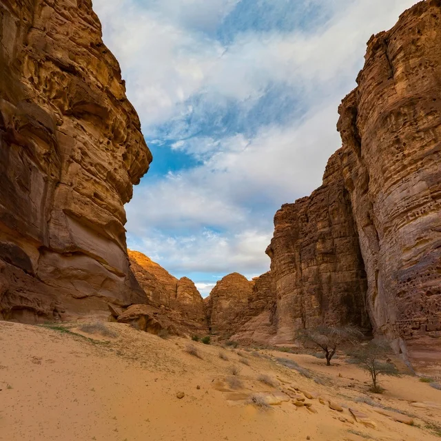 ممر صخري في صحراء العلا، جمال التكوينات الصخرية بالمملكة العربية السعودية.،بلدة العلا القديمة ممر صخري في صحراء العلا، جمال التكوينات الصخرية بالمملكة العربية السعودية.،بلدة العلا القديمة