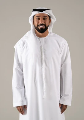 الاهتمام بالأناقة والمظهر الخارجي، بورتريه لرجل عربي خليجي اماراتي يرتدي الكندورة والغترة ينظر إلى الكاميرا بإيماءات الثقة بالنفس، صورة شخصية للوثائق الرسمية، خلفية رمادية