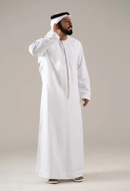 محاولة التجسس والتنصت, سماع الأحاديث و النقاشات، بورترية لرجل عربي خليجي اماراتي يرتدي الكندورة والغترة يضع يديه خلف اذنيه، إيماءات الإنصات وكشف الاسرار، خلفية رمادية