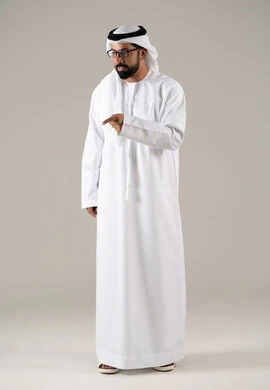 استعادة الرؤية بشكل صحيح، الحاجه الى كشف النظر، مفهوم ضعف البصر، الاناقة والاهتمام بالمظهر الخارجي، بورتريه لرجل عربي خليجي اماراتي يرتدي الكندورة والغترة والنظارات الطبيه ، خلفية رماديه