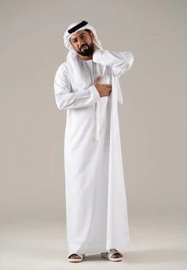 إيماءات الاضطراب والتألم، آلام الرقبة والعظام، ضرورة الذهاب للطبيب والحصول على العلاج، بورتريه لرجل عربي خليجي اماراتي يرتدي الكندورة والغترة يمسك رقبته بإيماءات الألم, خلفية رمادية