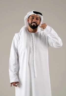 تلقي أخبار سارة عبر الجوال، مفهوم تبادل المعلومات، حركة يد تدل على الاتصال، الاهتمام بالمظهر الخارجي والوسامة، بورتريه لرجل عربي خليجي اماراتي يرتدي الكندورة والغترة يرفع يده بايماءات الرد على المكالمات الهاتفية، الجسم بالطول الكامل، خلفية رمادية تلقي أخبار سارة عبر الجوال، مفهوم تبادل المعلومات، حركة يد تدل على الاتصال، الاهتمام بالمظهر الخارجي والوسامة، بورتريه لرجل عربي خليجي اماراتي يرتدي الكندورة والغترة يرفع يده بايماءات الرد على المكالمات الهاتفية، الجسم بالطول الكامل، خلفية رمادية