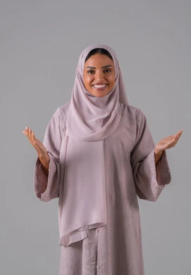 ايماءات السرور والسعادة, مفهوم السلام والتحية, تعابير الوجه ولغة الجسد المختلفة, بورتريه لامراه عربيه خليجيه سعوديه ترتدي العباءة والحجاب ترفع يديها بتعابير الترحيب, خلفية رمادية