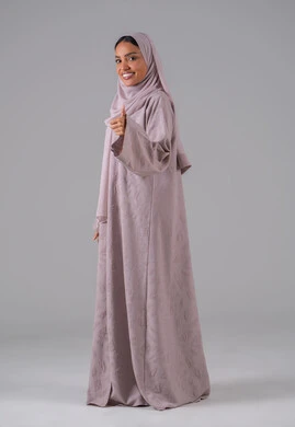 رفع اصبع الابهام لاعلى بايماءات السعادة، بورتريه لامراه عربيه خليجيه سعودية ترتدي العباءة والحجاب تشير بيدها بإيماءات وتعابير وجه و يدين تدل على الاعجاب، التعبير عن الاتقان، القبول والموافقة والرضا، خلفية رمادية