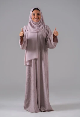 القبول والموافقة والرضا، علامة الجودة والامتياز، بورتريه لامراه عربيه خليجيه سعودية ترتدي العباءة والحجاب تشير بيدها بإيماءات وتعابير وجه و يدين تدل على الاعجاب، التعبير عن الاتقان، خلفية رمادية