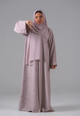 ايماءات عدم الموافقه ، الإنزعاج من شيء ما ، بورتريه لامراه عربيه خليجيه سعودية ترتدي العباءه والحجاب تشير بأصبع الإبهام لأسفل,تعابير عدم الإعجاب والرفض ، خلفية رمادية