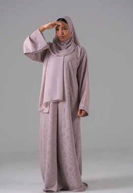 محاولة تقريب الأشياء البعيدة، التخطيط للأهداف والطموحات المستقبلية، التركيز على شيء ما، بورتريه لامراه عربيه خليجيه سعودية ترتدي العباءه والحجاب تضع يدها فوق عينها، خلفية رمادية