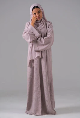 الندم والحسرة على شيء ما، مفهوم القهر والخسارة، بورتريه لامراه عربيه خليجيه سعودية ترتدي العباءة والحجاب تضع يدها على ذقنها بإيماءات الحزن، الشعور بالإنزعاج والخذلان، خلفية رمادية