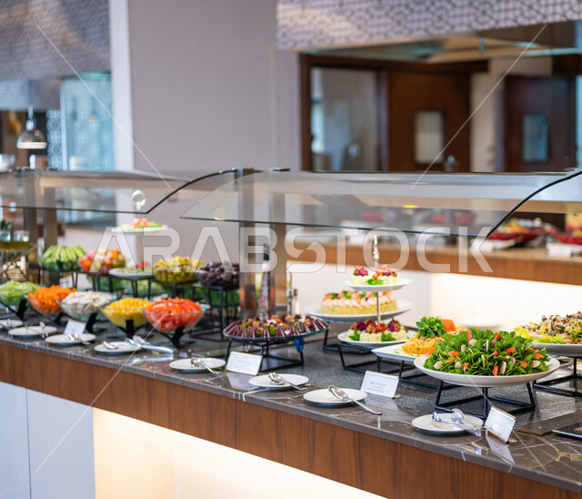 بوفيه عالمي متنوع في المطعم, تقديم اصناف مختلفه في قائمة الطعام, حلويات وموالح, اطباق شهيه, ماكولات ومشروبات صحيه