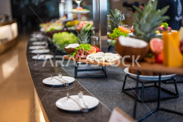 بوفيه عالمي متنوع في المطعم, تقديم اصناف مختلفه في قائمة الطعام, حلويات وموالح, اطباق شهيه, ماكولات ومشروبات صحيه