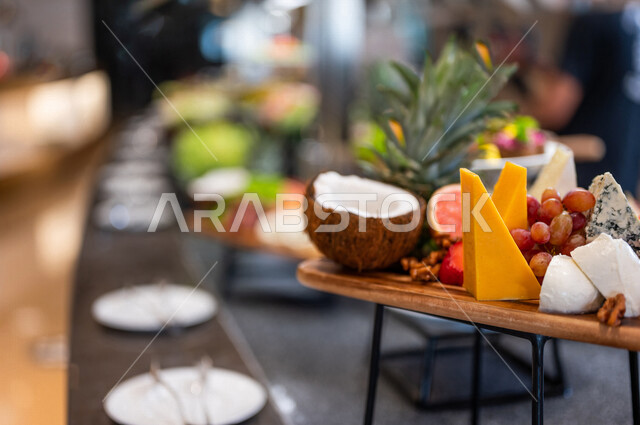 بوفيه عالمي متنوع في المطعم, تقديم اصناف مختلفه في قائمة الطعام, حلويات وموالح, اطباق شهيه, ماكولات ومشروبات صحيه