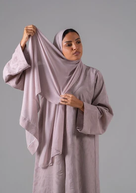 بورترية لشابة عربية خليجية سعودية ترتدي العباءة وتعدل من وضعية الحجاب تقف بتعابير الثقة والاعتزاز بالنفس ،الاهتمام بالأناقة والمظهر الخارجي, مفهوم الأنوثة والنعومة, أزياء محجبات عصرية أنيقة, خلفية رمادية بورترية لشابة عربية خليجية سعودية ترتدي العباءة وتعدل من وضعية الحجاب تقف بتعابير الثقة والاعتزاز بالنفس ،الاهتمام بالأناقة والمظهر الخارجي, مفهوم الأنوثة والنعومة, أزياء محجبات عصرية أنيقة, خلفية رمادية