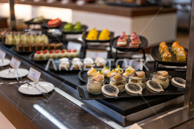 بوفيه عالمي متنوع في المطعم, تقديم اصناف مختلفه في قائمة الطعام, حلويات وموالح, اطباق شهيه, ماكولات ومشروبات صحيه