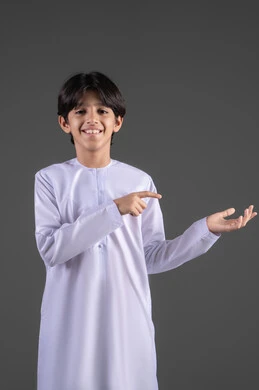 الإشارة إلى كف اليد,  تقديم وعرض عنصر ما، رفع وحمل العناصر، استخدام حاسة اللمس لتحريك العناصر الهولوجراميه، بورتريه لولد عربي خليجي سعودي يرتدي الثوب التقليدي الابيض ينظر الى الكاميرا يرفع يده الى الأمام بايماءات حمل شيء، خلفية رمادي