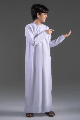 رفع وحمل العناصر، استخدام حاسة اللمس لتحريك العناصر الهولوجراميه، بورتريه لولد عربي خليجي سعودي يرتدي الثوب التقليدي الابيض ينظر الى الكاميرا يرفع يده الى الأمام بايماءات حمل شيء، تقديم وعرض عنصر ما، صورة الجسم بالطول الكامل، خلفية رمادي