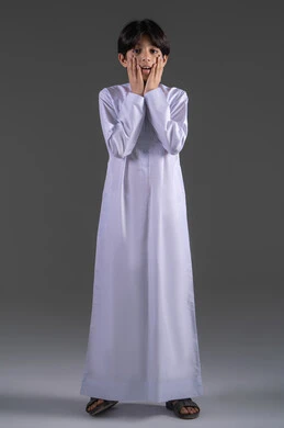 تعابير الدهشة والمفاجأة ، الشعور بالخجل والإحراج، الخوف وعدم الرغبة بالرؤية، البكاء ومشاعر الحزن، التعرض لصدمة وعدم التصديق، بورتريه لولد عربي خليجي سعودي يرتدي الثوب الابيض التقليدي يغطي وجهه بيديه، الإنزعاج من الأصوات العالية ، خلفية رمادي