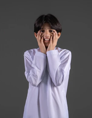 الشعور بالخجل والإحراج، تعابير الدهشة والمفاجأة ، الخوف وعدم الرغبة بالرؤية، البكاء ومشاعر الحزن، التعرض لصدمة وعدم التصديق، بورتريه لولد عربي خليجي سعودي يرتدي الثوب الابيض التقليدي يغطي وجهه بيديه، الإنزعاج من الأصوات العالية ، خلفية رمادي