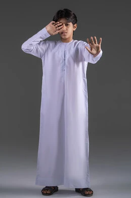 الإحساس بالانزعاج و الرفض والفشل، الحزن والإحباط و الرغبه بالبكاء, بورتريه لولد عربي خليجي سعودي يرتدي الثوب التقليدي الابيض يرفع كفه للأعلى, الشعور بالخيبه والامتناع عن رؤية الأمر السيء, إيماءات طلب التوقف عن فعل شيء ما و النهي عنه, خلفية رمادي