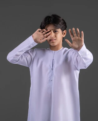 الحزن والإحباط و الرغبه بالبكاء, بورتريه لولد عربي خليجي سعودي يرتدي الثوب التقليدي الابيض يرفع كفه للأعلى, الشعور بالخيبه والامتناع عن رؤية الأمر السيء, إيماءات طلب التوقف عن فعل شيء ما و النهي عنه, الإحساس بالانزعاج و الرفض والفشل. خلفية رمادي