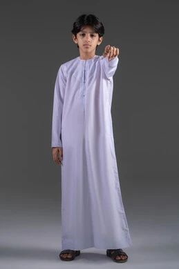 الاشارة تجاه هدف معين، التوبيخ و الإتهام وإلقاء اللوم، طلب التوقف عن فعل الأخطاء، الشعور بالإنزعاج والرغبة بالإنتقام، بورتريه لولد عربي خليجي سعودي يرتدي الثوب الابيض التقليدي يرفع اصبع السبابه الى الأمام لتحديد شخص ما ( أنت )،  خلفية رمادي