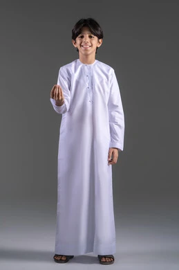 إمهال بعض الوقت لفعل شيء، ايماءات يد تدل على طلب الإنتظار , التهديد و التوعد لشيء ما، بورتريه لولد عربي سعودي خليجي يرتدي الثوب التقليدي لابيض ويضع يده على خصره، طلب التمهل في شيء ما، مفهوم الوسامة والثقة بالنفس، الصبر والتريث و التأني, خلفية رمادي