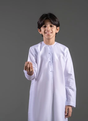 ايماءات يد تدل على طلب الإنتظار ,إمهال بعض الوقت لفعل شيء، التهديد و التوعد لشيء ما، بورتريه لولد عربي سعودي خليجي يرتدي الثوب التقليدي لابيض ويضع يده على خصره، طلب التمهل في شيء ما، مفهوم الوسامة والثقة بالنفس، الصبر والتريث و التأني, خلفية رمادي